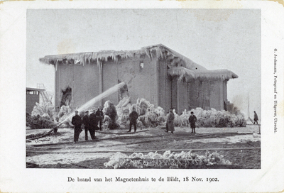 8314 Gezicht op het met bevroren bluswater bedekte Magnetenhuis van het Koninklijk Nederlands Meteorologisch Instituut ...